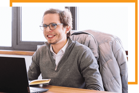 Cybersecurity consultant analysing the best SIEM solutions in the market